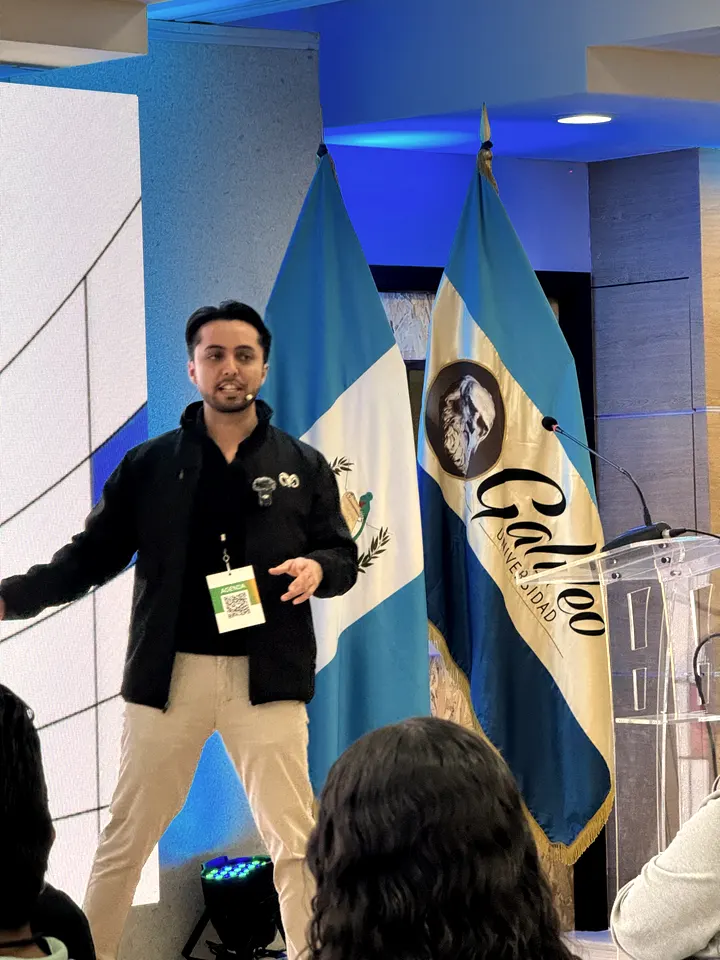 Victor dando una charla en Google I/O Extended