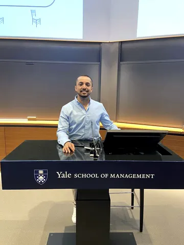 Victor en el atril de Yale School of Management